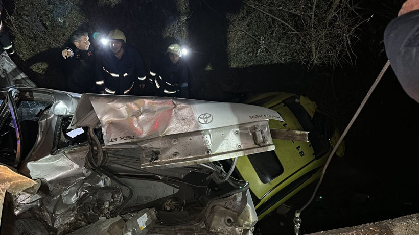 Sarhoş taksici makas attı, 2 araç köprüden uçtu! Genç kadın feci şekilde can verdi - Resim: 1