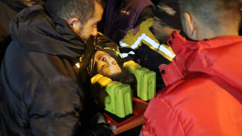 'Deniz' umut oldu depremin 24. saatinde kurtarıldı ama acı büyük! Ekipler görünce sarılıp ağladı - Resim: 3