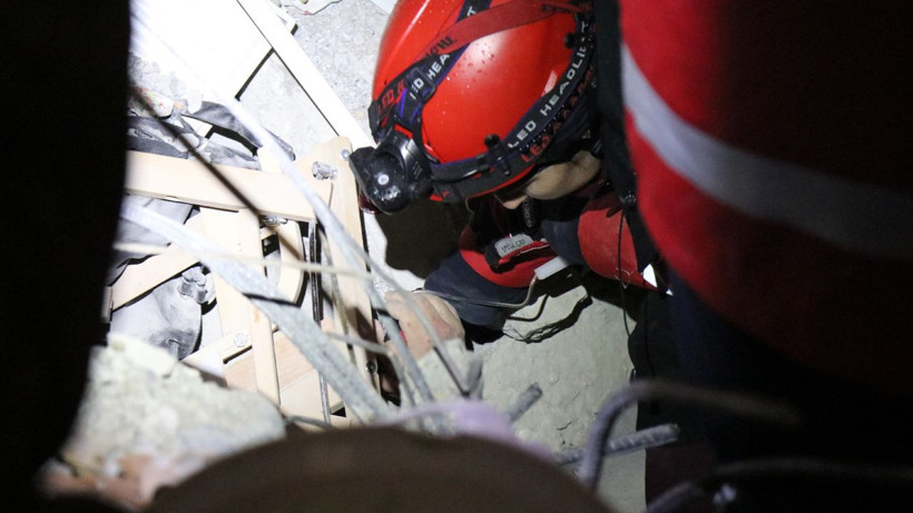 'Deniz' umut oldu depremin 24. saatinde kurtarıldı ama acı büyük! Ekipler görünce sarılıp ağladı - Resim: 4