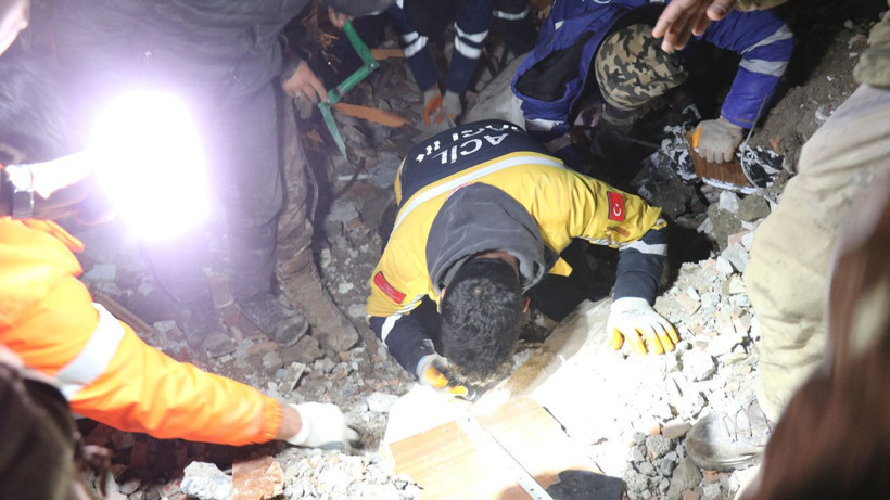 'Deniz' umut oldu depremin 24. saatinde kurtarıldı ama acı büyük! Ekipler görünce sarılıp ağladı - Resim: 1