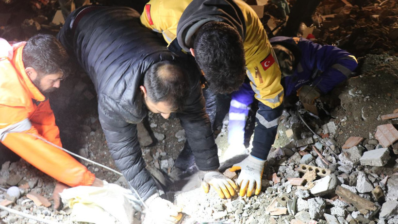 'Deniz' umut oldu depremin 24. saatinde kurtarıldı ama acı büyük! Ekipler görünce sarılıp ağladı - Resim: 2