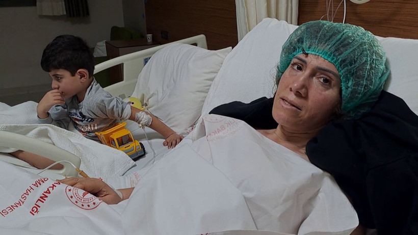 Depremde enkazdan kurtarılan anne-oğul, birbirine hastanede kavuştular - Resim: 2