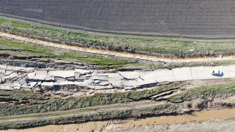 Kahramanmaraş'ta depremin merkezinden yeni görüntü: Yol yarıldı, devasa çatlaklar oluştu - Resim: 4