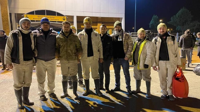 Kazma ve kürekle girilmedik enkaz bırakmadılar! Herkese umut olan o kahramanlar konuştu - Resim: 1