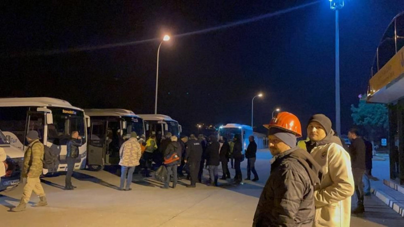 Kazma ve kürekle girilmedik enkaz bırakmadılar! Herkese umut olan o kahramanlar konuştu - Resim: 2