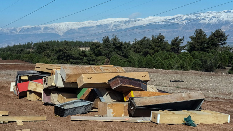 Deprem mezarlığı görüntülendi çok acı manzaralar! Namazı kılınan gömülüyor - Resim: 2