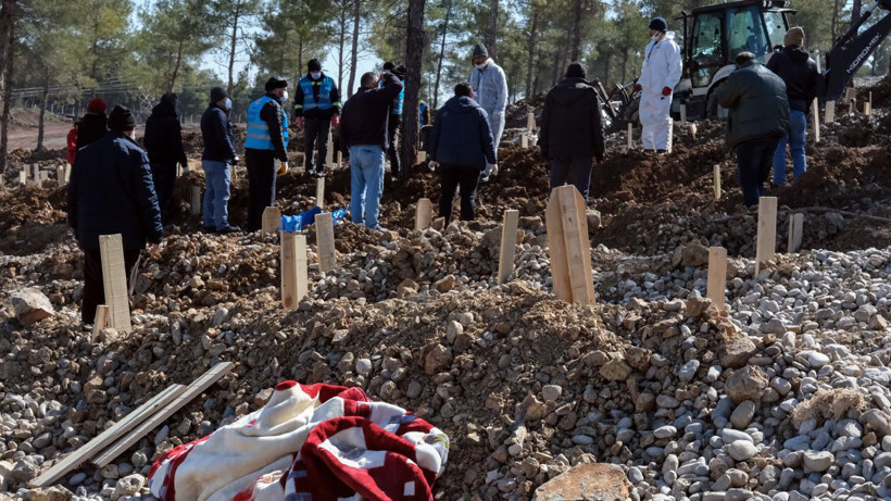 Deprem mezarlığı görüntülendi çok acı manzaralar! Namazı kılınan gömülüyor - Resim: 4