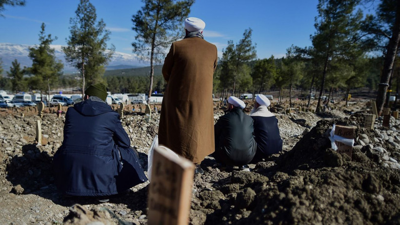 Deprem mezarlığı görüntülendi çok acı manzaralar! Namazı kılınan gömülüyor - Resim: 3