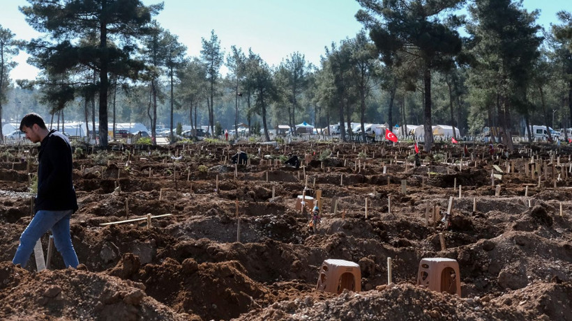 Deprem mezarlığı görüntülendi çok acı manzaralar! Namazı kılınan gömülüyor - Resim: 1