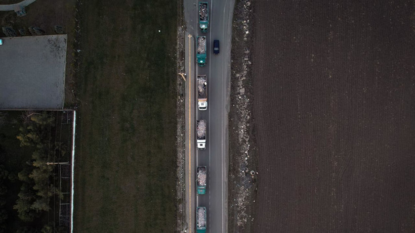 Kamyonlar metrelerce kuyruk oluşturdu Kahramanmaraş'ın enkazı böyle taşınıyor - Resim: 2