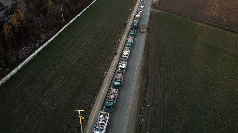 Kamyonlar metrelerce kuyruk oluşturdu Kahramanmaraş'ın enkazı böyle taşınıyor - Resim: 3