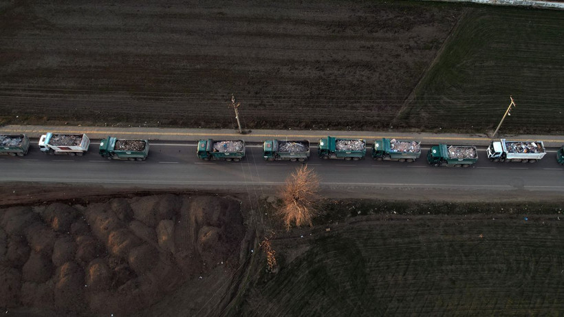 Kamyonlar metrelerce kuyruk oluşturdu Kahramanmaraş'ın enkazı böyle taşınıyor - Resim: 4