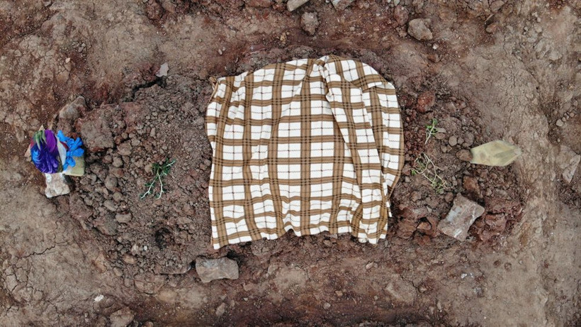 Günün kahreden fotoğrafları! Depremde ölenlerin mezarlarına astılar - Resim: 2