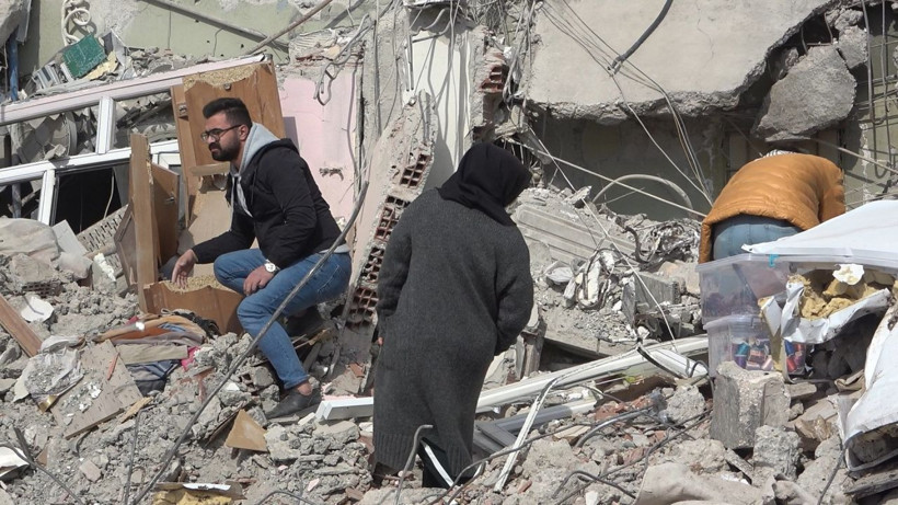 Canlarını hiç saydılar! Yıkıldı yıkılacak binada yaptıkları görevlileri kızdırdı - Resim: 2