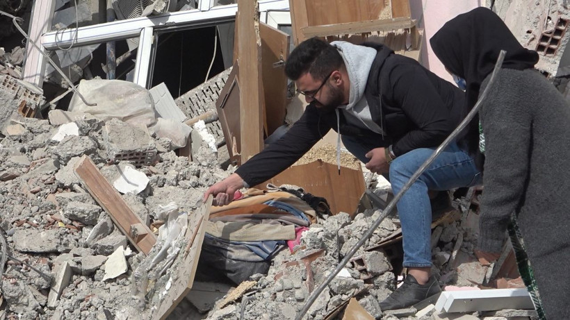 Canlarını hiç saydılar! Yıkıldı yıkılacak binada yaptıkları görevlileri kızdırdı - Resim: 3