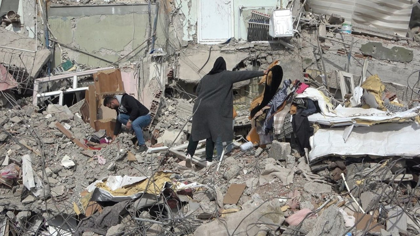 Canlarını hiç saydılar! Yıkıldı yıkılacak binada yaptıkları görevlileri kızdırdı - Resim: 4