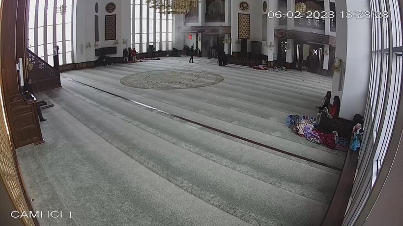 Depreme camide yakalandılar: Tekbir getirip, kolonlara sarıldılar! Korku dolu anlar kamerada - Resim: 2