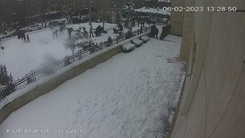 Depreme camide yakalandılar: Tekbir getirip, kolonlara sarıldılar! Korku dolu anlar kamerada - Resim: 3