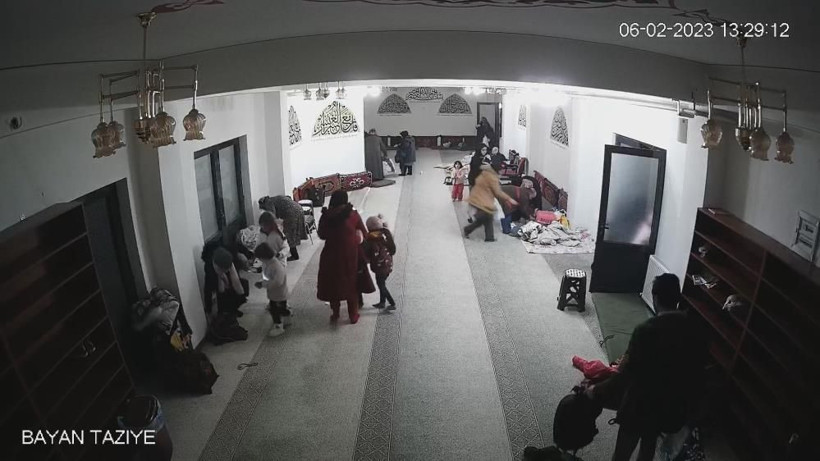 Depreme camide yakalandılar: Tekbir getirip, kolonlara sarıldılar! Korku dolu anlar kamerada - Resim: 4