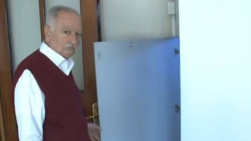 Görenler ilk başta TV ünitesi zannediyor, deprem korkusuyla evine bakın ne yaptı - Resim: 1