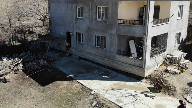 Böylesini kimse görmedi depremde yürüyen ev 30 santim yüksekte duruyor - Resim: 4