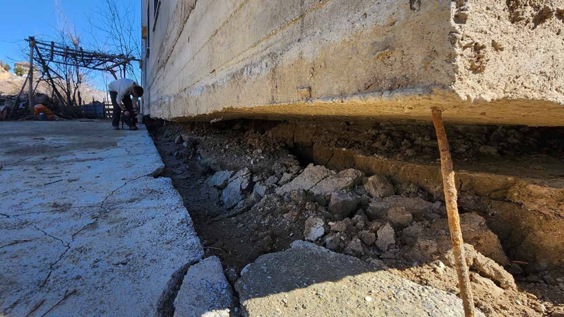 Böylesini kimse görmedi depremde yürüyen ev 30 santim yüksekte duruyor - Resim: 3