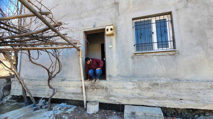 Böylesini kimse görmedi depremde yürüyen ev 30 santim yüksekte duruyor - Resim: 1