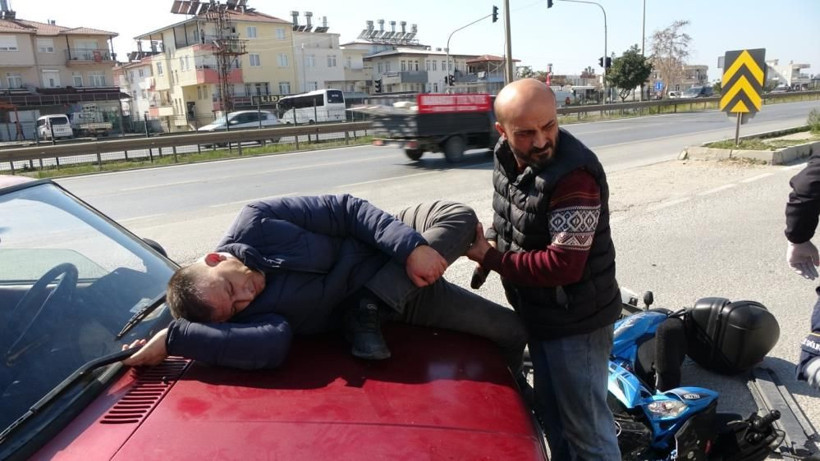 Feci kazada bacağı dizinden ters döndü! Motosiklet sürücüsü acı içerisinde yardım bekledi - Resim: 1