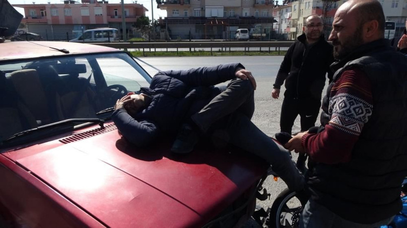 Feci kazada bacağı dizinden ters döndü! Motosiklet sürücüsü acı içerisinde yardım bekledi - Resim: 4