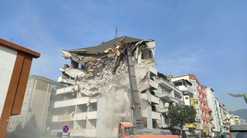 1999 Marmara Depreminde hasar almıştı, 24 yıl sonra yıkımına başlandı - Resim: 2