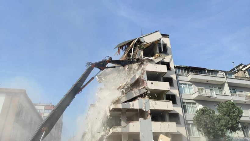 1999 Marmara Depreminde hasar almıştı, 24 yıl sonra yıkımına başlandı - Resim: 3