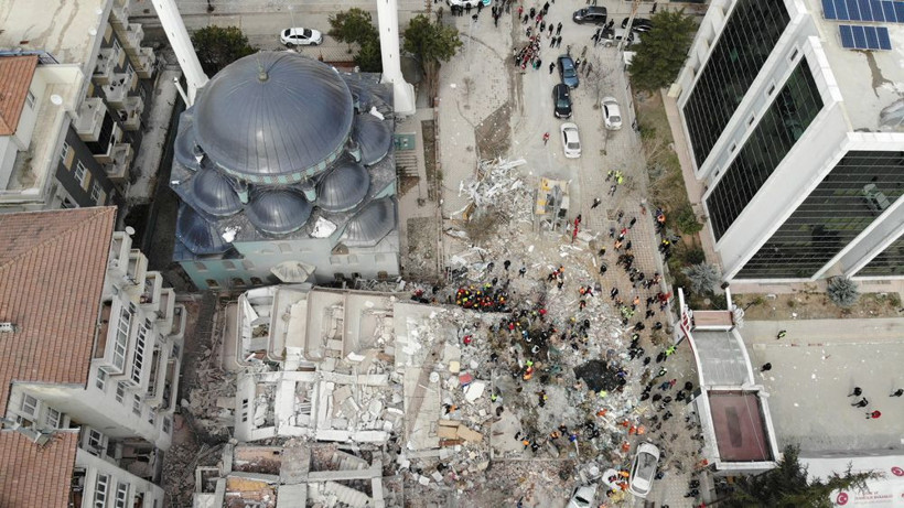 Malatya'da 5.6 şiddetindeki depremde yıkılan bina! Enkaz altında kalanlar var - Resim: 2