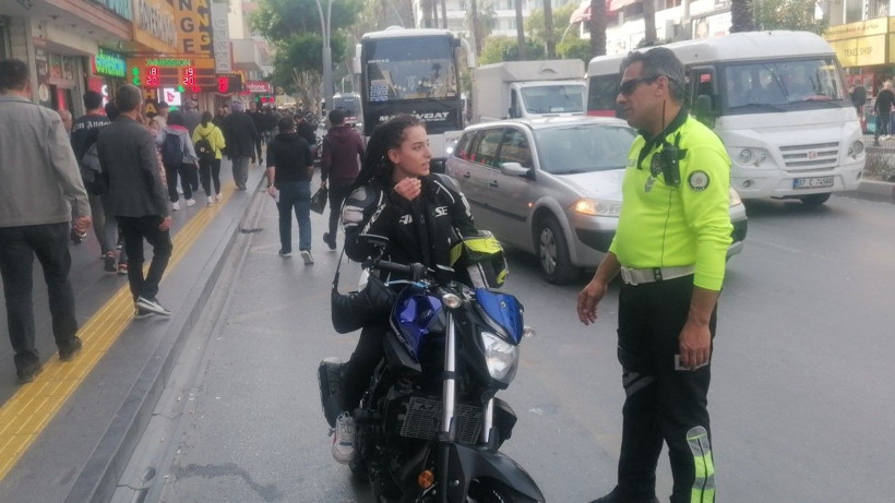 Kaskı koluna takan genç kız ilk kez ceza yedi, polislerden isteği şaşkına çevirdi "Heyecan yaşıyorum" - Resim: 4
