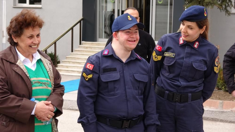 Down sendromlu depremzede gencin 10 yıllık askerlik hayali gerçek oldu! - Resim: 1