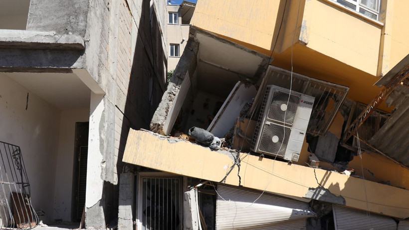 Yan yatan 5 katlı binada olana bakın! Kamyonet ayakta tutuyor acilen yıkılmalı - Resim: 4