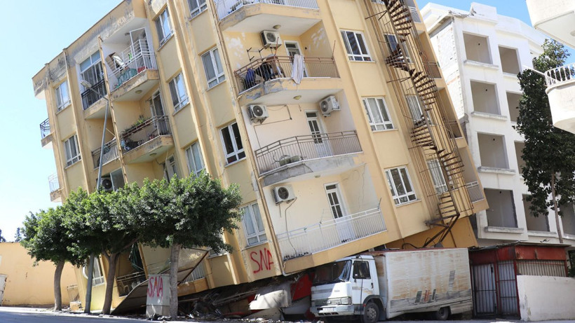 Yan yatan 5 katlı binada olana bakın! Kamyonet ayakta tutuyor acilen yıkılmalı - Resim: 3