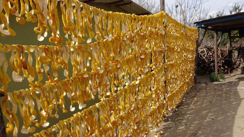 Çamaşır gibi asıyorlar fiyatıyla şaşırttı! Mahalleli kurutup gelir sağlıyor ekonomi de kazanıyor - Resim: 2