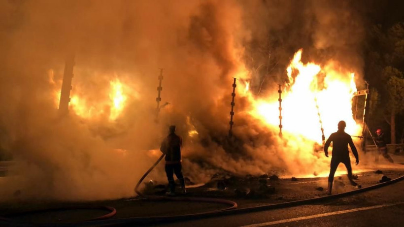 Otoyolda korkutan yangın: Alevler metrelerce yükseldi, tırın dorsesi küle döndü! - Resim: 1