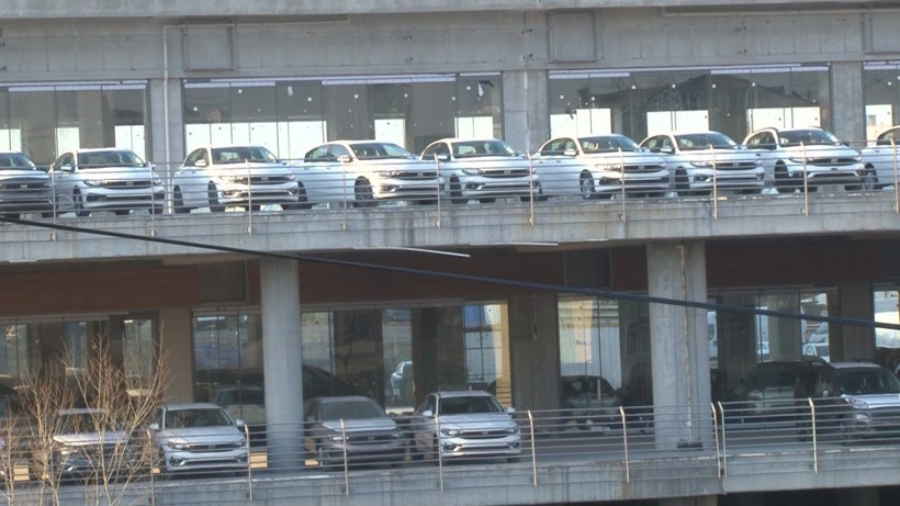 Bayiye gitti 'sıfır araç yok' cevabını aldı 3 km ötede otoparktaki araçları görünce şoke oldu - Resim: 2