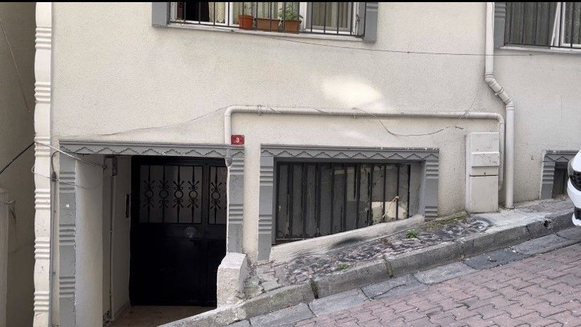 İstanbul’da yaşlı çifte hırsız şoku! 400 lirayı çalıp ellerini kolların sallayarak kaçtılar - Resim: 4