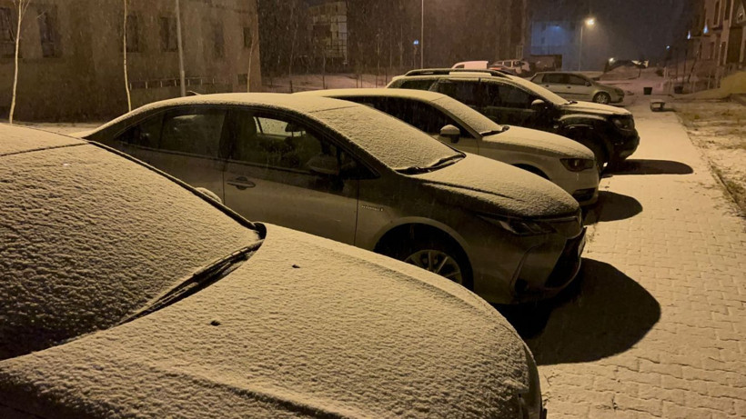 Yoğun kar yağışı başladı! Mart kapıdan baktrırıyor kazma kürek yaktırıyor - Resim: 4