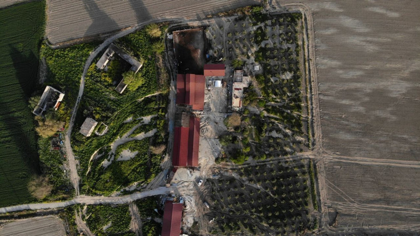 Antakya'da fay hattı çiftlik evini ikiye böldü! 3 metre çöktü 7 metre de batıya kaydı - Resim: 1