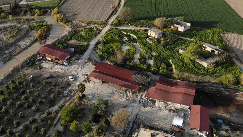 Antakya'da fay hattı çiftlik evini ikiye böldü! 3 metre çöktü 7 metre de batıya kaydı - Resim: 2