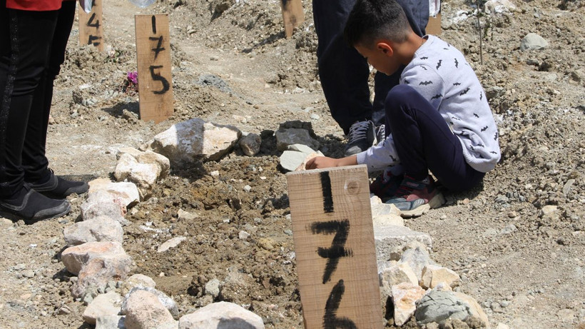 Deprem mezarlıklarında büyük hüzün! Yakınlarını kaybedenler bir kez daha kahroldu - Resim: 1