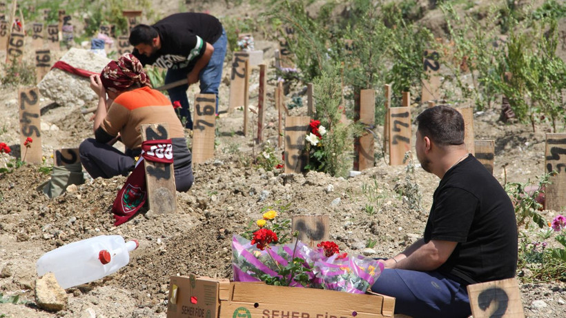 Deprem mezarlıklarında büyük hüzün! Yakınlarını kaybedenler bir kez daha kahroldu - Resim: 2
