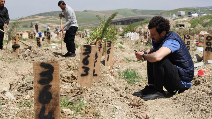 Deprem mezarlıklarında büyük hüzün! Yakınlarını kaybedenler bir kez daha kahroldu - Resim: 3