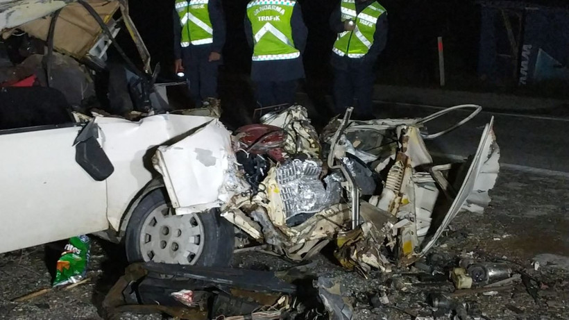 Civciv yüklü kamyona arkadan çarptı! Aracın yarısı yok oldu ölenler var - Resim: 2