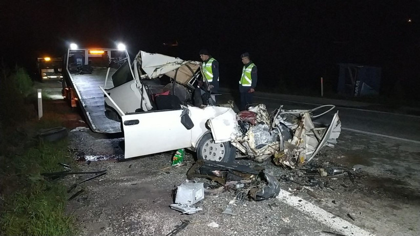 Civciv yüklü kamyona arkadan çarptı! Aracın yarısı yok oldu ölenler var - Resim: 3