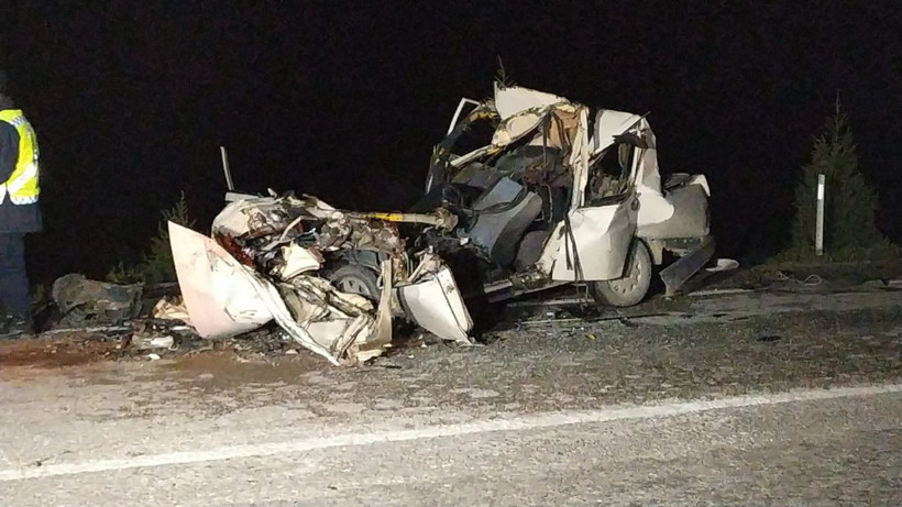 Civciv yüklü kamyona arkadan çarptı! Aracın yarısı yok oldu ölenler var - Resim: 4