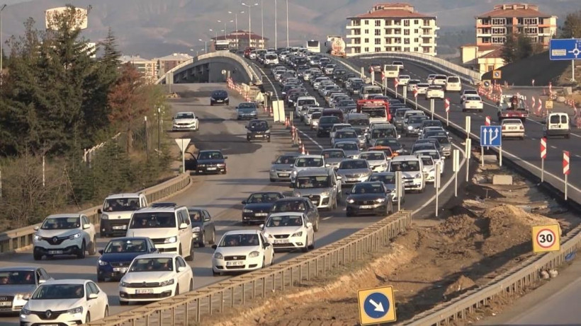 Tatilciler dönüş yoluna geçti: 43 ilin geçiş güzergahında trafik kilitlendi! - Resim: 1